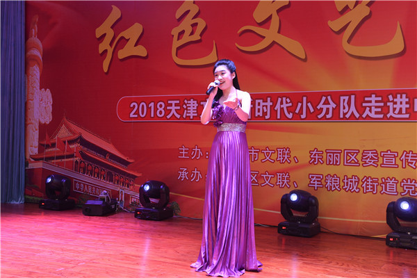 谢盈智带来女中音独唱:《长江之歌》、《祝酒歌》.jpg