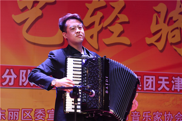 朱宝康带来手风琴独奏:《摇摆的曼波》、《人群》 (2).jpg